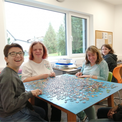 Gruppenfoto beim Puzzle bauen